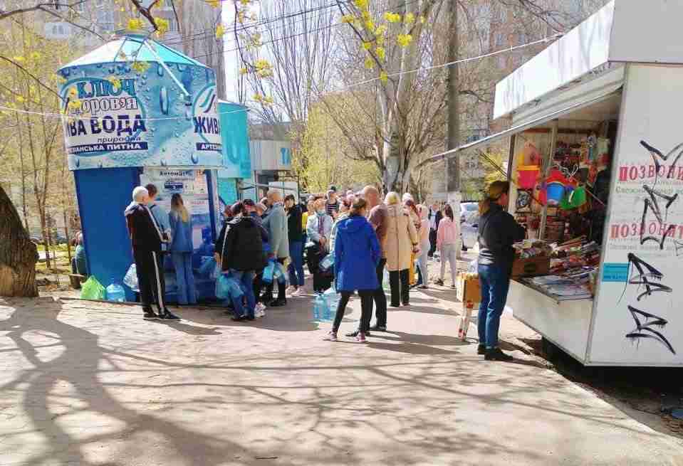 Population standing in line for water in Mikolayev.