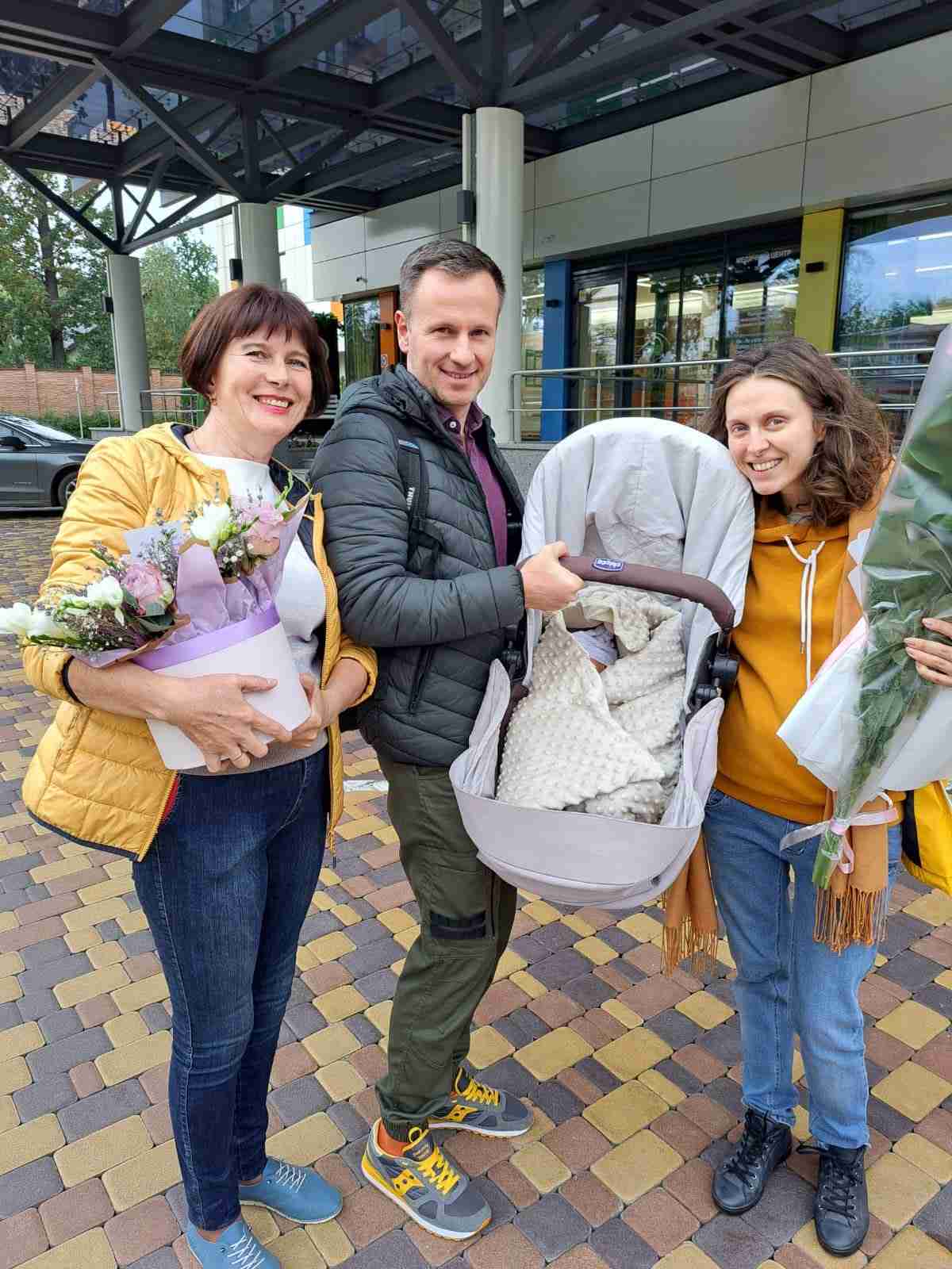 We welcome Orest into this world and we congratulate “our” Dariia Korniichuk and her husband Evhen and family with this wonderful next phase in their lives. Orest is “our first LifeLine Ukraine” baby:-) and we are very happy to see that life goes on in Ukraine and that Ukrainians continue to build their future. Our mission at LifeLine Ukraine is to support Ukrainians in building this future.